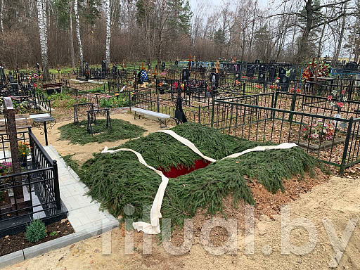 Копка могилы в Минской области